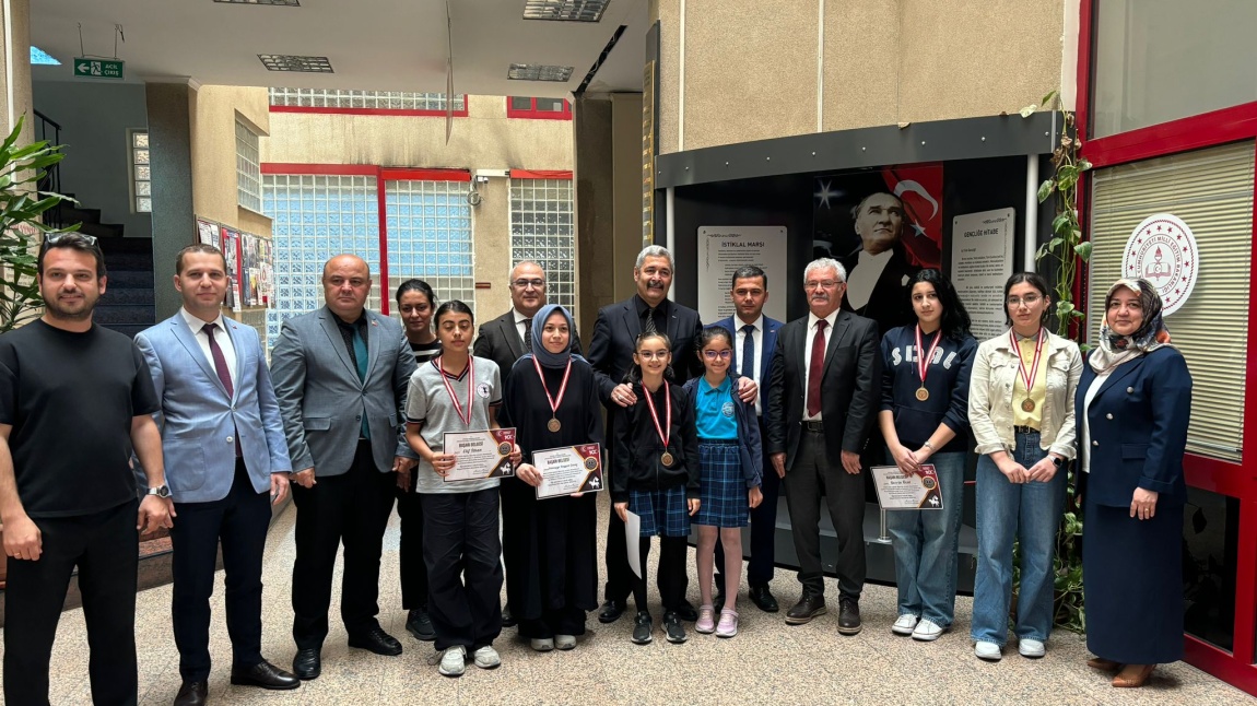 18 Mart Çanakkale Zaferi ve Şehitleri Anma Günü kapsamında İlimizde düzenlenen resim yarışmasında 1.olan Nehir UZUN Başarı belgesini ve madalyasını İlçe Milli Eğitim  Müdürümüz Hakan ÖZCAN'ın elinden aldı.
